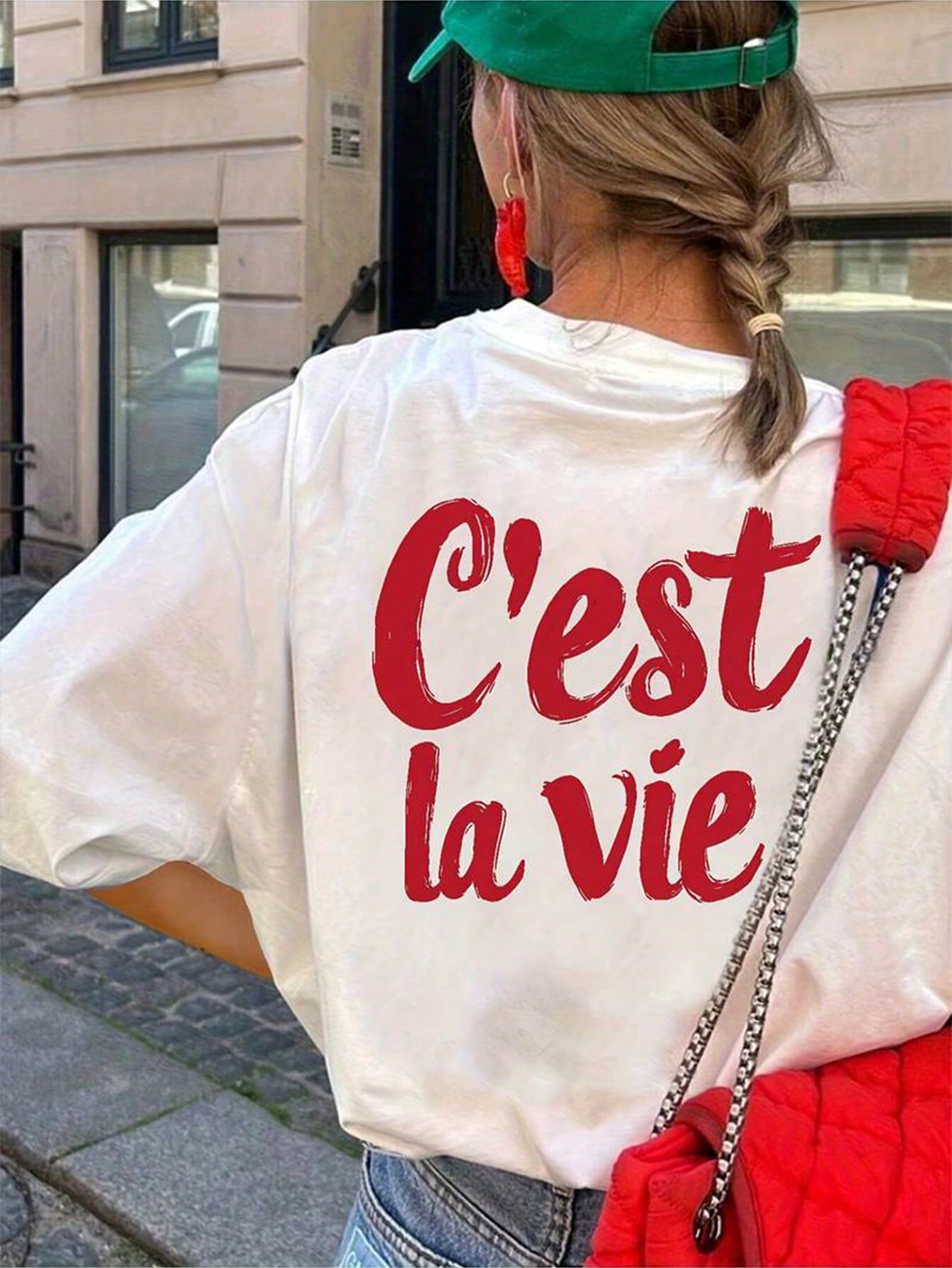Stugaz 플러스플러스 사이즈 여성 캐주얼 반팔 티셔츠 "C’est La Vie" 빨간색 필기체 스크립트 프린트 - 흰색 루즈핏 그래픽 티, 세탁기 사용 가능, 캐주얼 웨어에 적