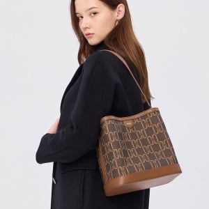 [닥스 액세서리 여성] [스테디셀러] 브라운 로고장식 가죽 숄더백 WCBA5E102W2