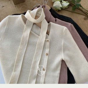 내일도착 스퀘어넥니트 [타이세트] 이엘 타이 언발 스퀘어넥 골지 긴팔니트 / 모임룩 연말룩 파티룩 데이트룩 페미닌 오프숄더 어깨트임 여리핏