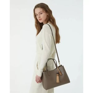 [닥스 액세서리 여성] 25FW 닥스 ACC 스테디셀러 음각로고 소가죽 토트백 WCBA5E364I3