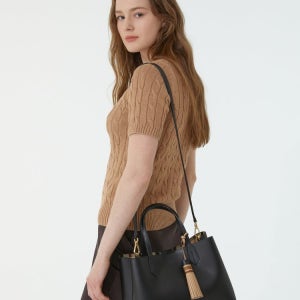 [닥스 액세서리 여성] [스테디셀러] 블랙 음각로고 소가죽 토트백 WCBA5E361BK