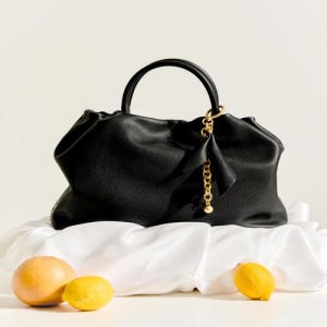 [FLUFFY FLOWER] 플러피플라워 블랙 가죽 토트백 S (DCBA4F522BK)