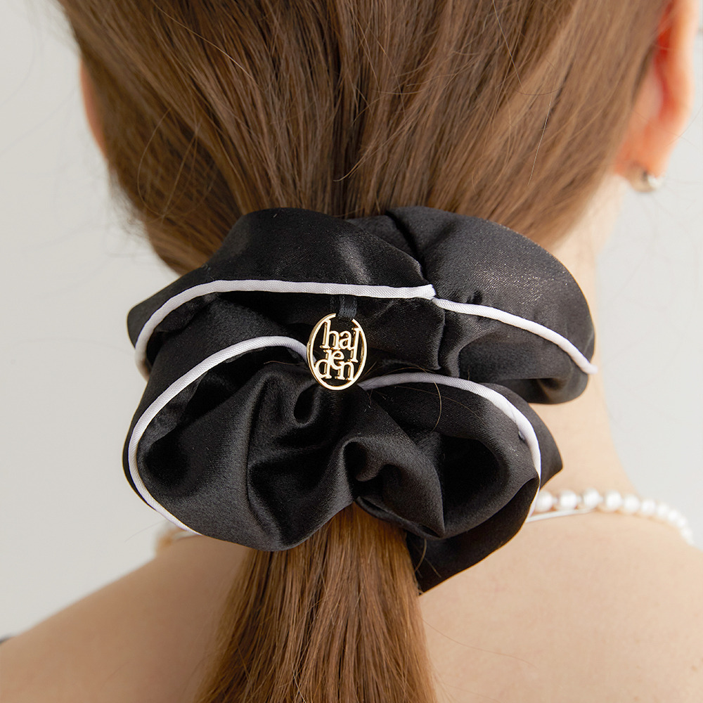 line satin logo pendant scrunchie H010