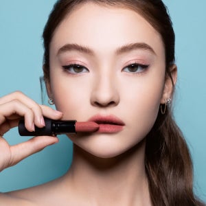 [맥] NEW 파우더 키스 헤이지 매트 립스틱 PK-HAZY-MTE-LIPST