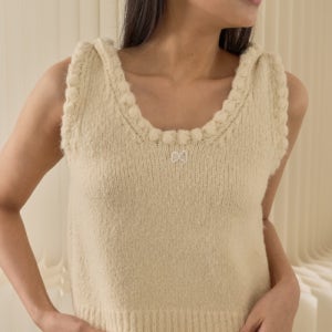 [쏘리, 투 머치 러브] Scalloped Neck Ribbon Beaded Knit Vest_Cream 03425CRFW800SLR3