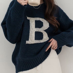 프론트의 레터링에 스팽글 니트 자수를 더해 심플한 듯하지만 확실한 포인트의 니트