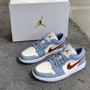 나이키 에어조던 1 로우 레트로 블루 그레이 듄 레드 화이트 우먼스 DC0774-164