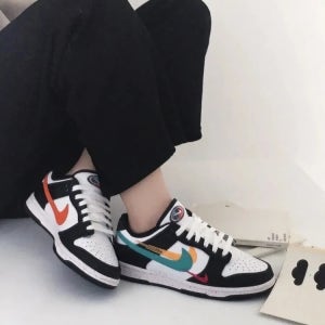 나이키 덩크 로우 흰검 멀티 컬러 스우시 우먼스 FD4623-131