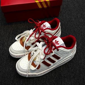 아디다스 오리지널스 포럼 CL 마년 한정판 스니커즈 KJ8751