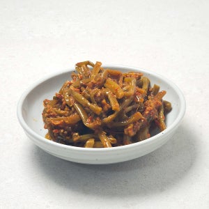 아삭한 식감과 매콤 짭짤한 맛이 입맛을 돋우는 대용량 고구마 줄기볶음 390g 1팩