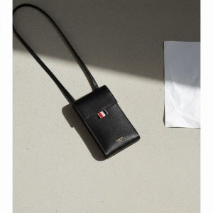 톰 브라운 크로스바디 휴대폰 홀더 페블 그레인 플랩