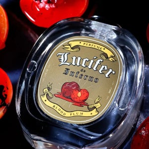 악마적 매력, 새빨간 선혈을 품은 피자두의 향기, 센트라이브러리