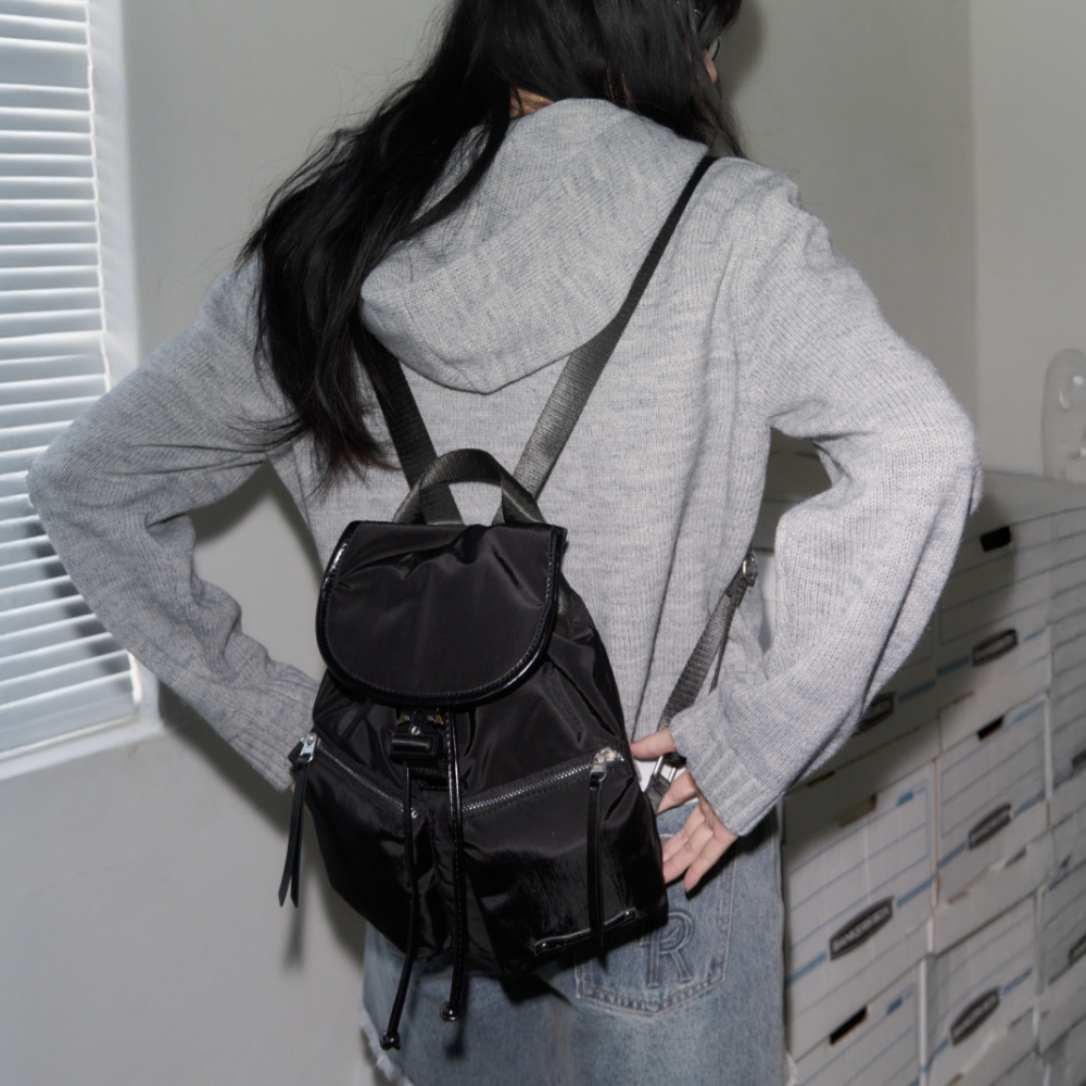 [레더리] 글로시 나일론 버킷 미니 백팩 [BLACK]