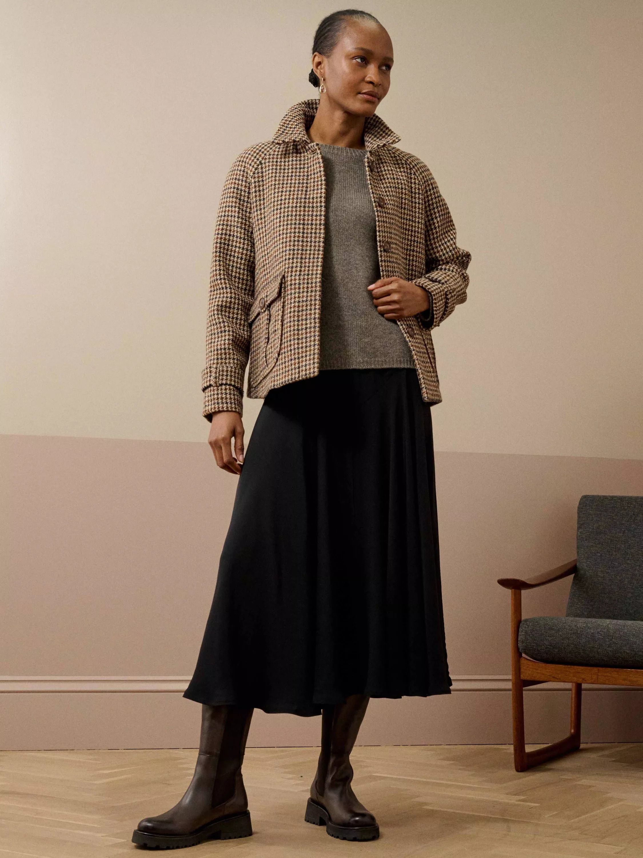 brora 블랙 새틴 백 크레이프 A라인 미디 스커트 크레페 에이라인 Satin Backed Crepe A Line Midi Skirt, Black 1142572 145763653