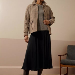 brora 블랙 새틴 백 크레이프 A라인 미디 스커트 크레페 에이라인 Satin Backed Crepe A Line Midi Skirt, Black 1142572 145763653