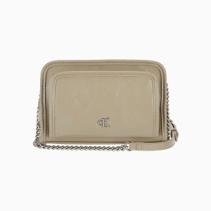 [롯데백화점] 캘빈클라인 진 여성 CKJ 유틸리티 메탈 로고 카메라 백(4K0005G-PBF) LE1220133630