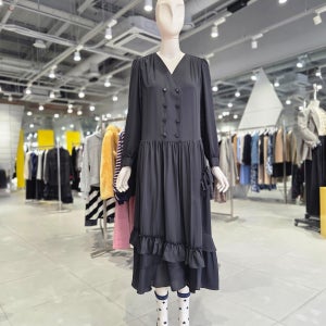 럭키슈에뜨 여성 V넥 러플 롱 LDAM26340BKX