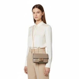 펜디 FF 바게트 체인 월렛 그레이브라운 8M0365AHM0F1F1M 버클 플랫 크로스백 8BS055 AAIW F1F1M 1569511 151631983