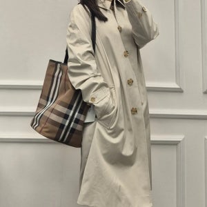 버버리 ASHBY 하우스체크 패브릭 버킷백 미디움 BIRCH BROWN 81021881