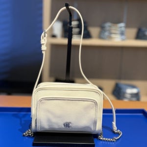 [롯데백화점] 캘빈클라인 진 여성 CKJ 유틸리티 메탈 로고 카메라백 YAS 4K0005G-YAS LE1220118804