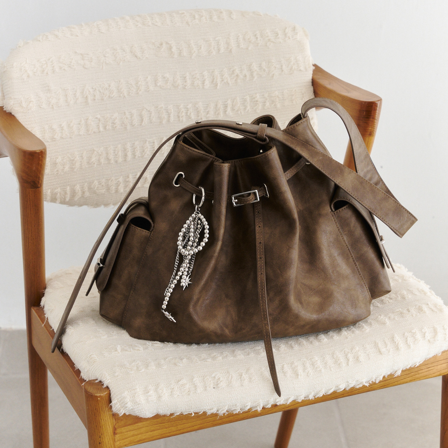 [기호] MILA BELTED BUCKET BAG / BROWN LEATHER