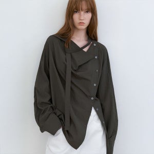 [아틀리에 나인] [29CM 단독] ASSYMETRIC TIED BLOUSE (BL-4390)