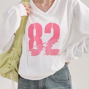 [55-100]  얼굴선을 살려주는 세련된 브이컷의 넥라인과 전면 프린트로 확실한 포인트 #NAK MADE.