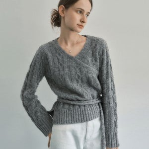 [몽돌] 언발란스 케이블 랩 니트 탑 그레이 MDKT114GRAY