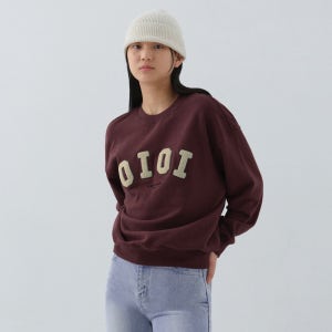 [오아이오아이 컬렉션] 시그니처 부클 맨투맨 [BURGUNDY]