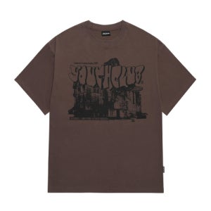 [오드스튜디오] 유스클럽 그래픽 오버핏 티셔츠 - BROWN OO3SURT102BR