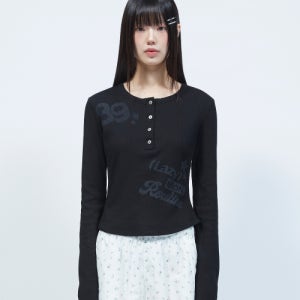 [엘엠알] 레터링 그래픽 와플 헨리넥 긴팔 티셔츠 BLACK BQQLSAS110BL