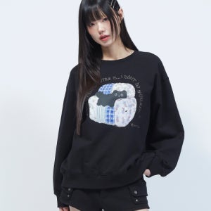 [엘엠알] 코지 샹뇽이 아트웍 맨투맨 BLACK BQQMMAS129BL