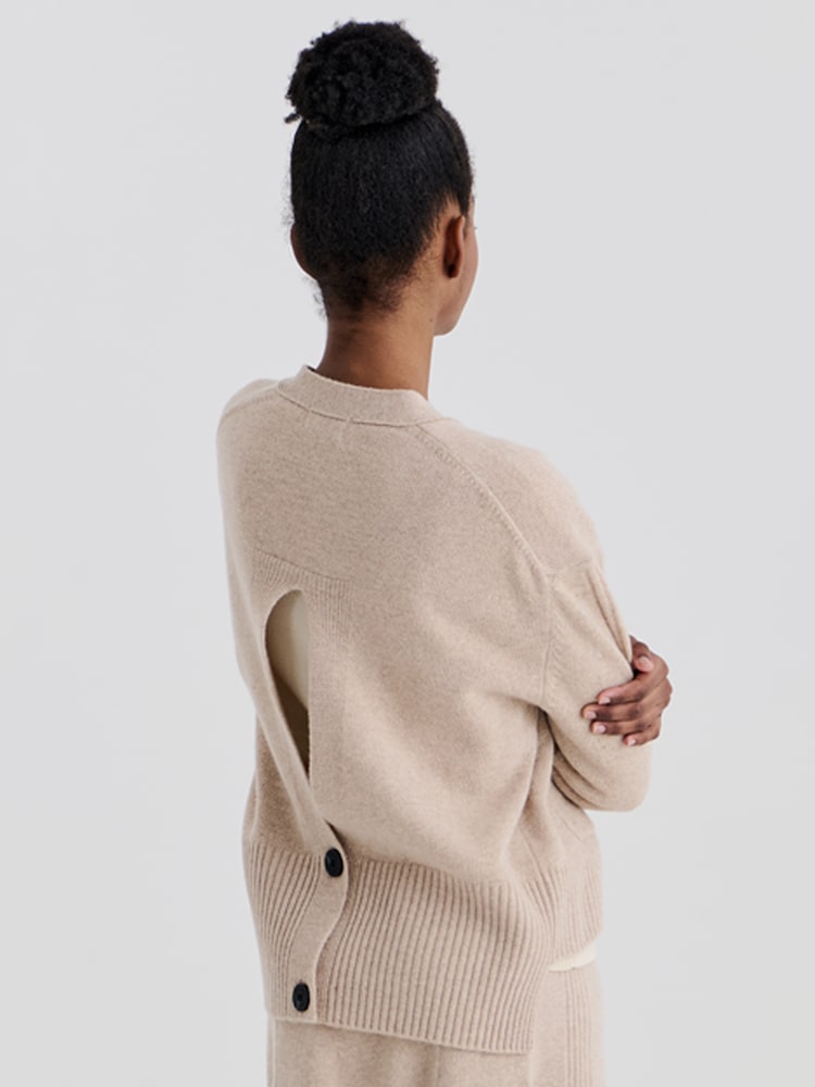 [플러쉬미어] BACK BUTTON CARDIGAN (BEIGE) 베이지 2026SP2