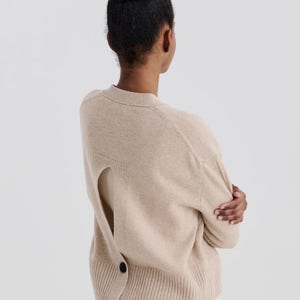 [플러쉬미어] BACK BUTTON CARDIGAN (BEIGE) 베이지 2026SP2