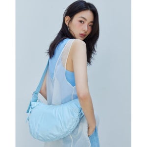 [질스튜어트 악세서리] 라이트블루  소가죽 발레무드 호보 숄더백 M JABA4E243B1