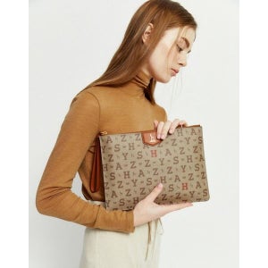 [헤지스 액세서리] 브라운 패턴 가죽 클러치백 WIBA4E049W2