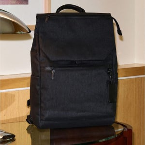 [빈폴 액세서리] 디노 미디엄 플랩 백팩 - 블랙 BE47D2M105