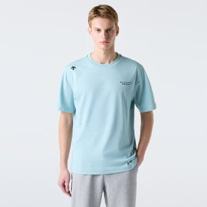 [데상트] 스몰 워딩 코튼 반팔 티셔츠 SR123UTS15