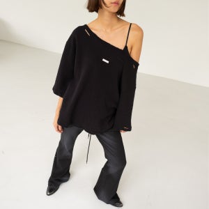 [에스이오] DISTRESS OFF-SHOULDER T-SHIRT BLACK