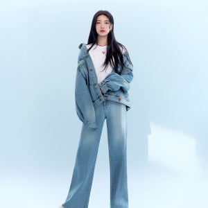 [게스] [SUZY] 아웃심 포인트 와이드 YQ1D0025