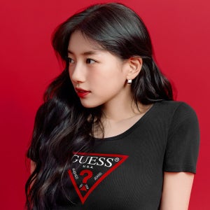 [게스] [SUZY] 오리지널 삼각 골지 반팔티 OQ2K5405