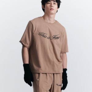 [디스이즈파인] 오버사이즈 시그니처 티 카라멜 TIF01TS03