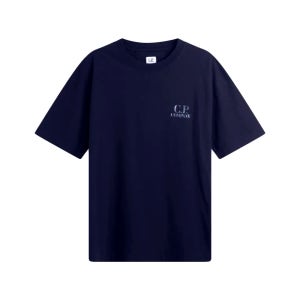 CP컴퍼니 26SS 로고 프린트 반팔 티셔츠 네이비 20CMTS143A 110579W 888