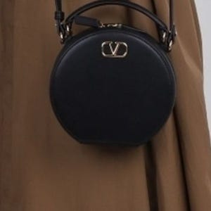 발렌티노 V로고 시그니처 미니 핸드백 블랙 83161642