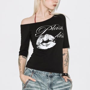 [팬시클럽] PLASTIC KISS ONE-SHOULDER TOP (BLACK) F26QB051