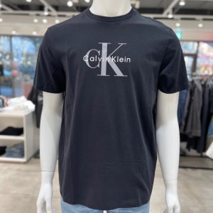 [캘빈클라인진]남여공용 CK 세미 슬림핏 모노그램 로고 반팔 티셔츠 4RB861G-UB1