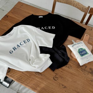 [기획세일10%]GRACED 자수 트임 반팔티셔츠