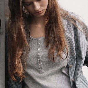 [퀸스래빗] Fine Ribbed Button Sleeveless Top P0000COM