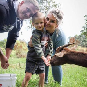 미국 빅아일랜드 아기 염소 먹이주기 & 교감 체험 히로: 병으로 먹이기 & 아기 염소 안아주기 (영어)