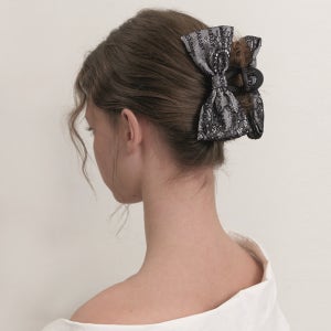 [카인더베이비] kinda lace layered ribbon claw - white